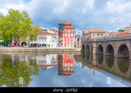 Ponte de Trajano se reflète sur la rivière Tamega à Chaves, Portugal. Banque D'Images