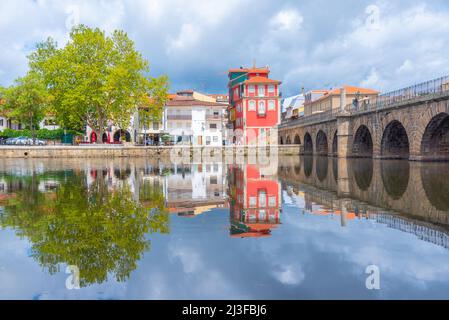 Ponte de Trajano se reflète sur la rivière Tamega à Chaves, Portugal. Banque D'Images