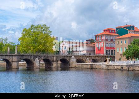 Ponte de Trajano se reflète sur la rivière Tamega à Chaves, Portugal. Banque D'Images