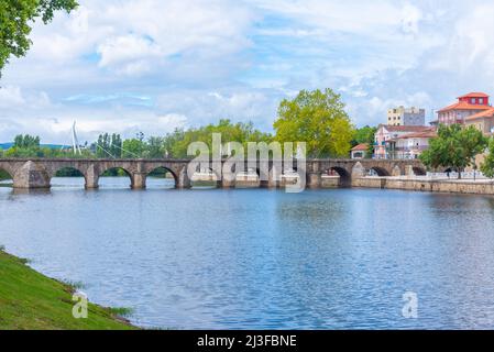 Ponte de Trajano se reflète sur la rivière Tamega à Chaves, Portugal. Banque D'Images