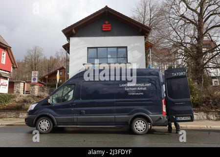 Schierke, Allemagne. 08th avril 2022. Les enquêteurs du Bureau de la police criminelle de l'État de Saxe-Anhalt ont trouvé des preuves dans une agence de la banque d'épargne. La détonation d'un ATM dans la branche a causé des dommages considérables à la propriété. Il n'est pas encore clair si quelqu'un a été blessé dans l'explosion. Credit: Matthias Bein/dpa/Alay Live News Banque D'Images