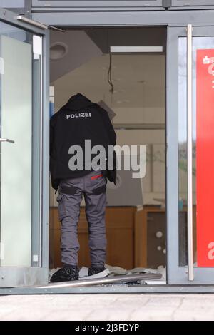 Schierke, Allemagne. 08th avril 2022. Les enquêteurs du Bureau de la police criminelle de l'État de Saxe-Anhalt ont trouvé des preuves dans une agence de la banque d'épargne. La détonation d'un ATM dans la branche a causé des dommages considérables à la propriété. Il n'est pas encore clair si quelqu'un a été blessé dans l'explosion. Credit: Matthias Bein/dpa/Alay Live News Banque D'Images