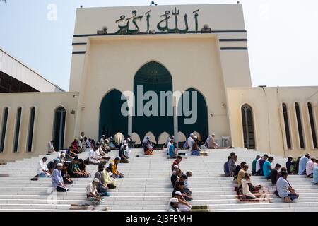 Dhaka, Dhaka, Bangladesh. 8th avril 2022. Les dévots musulmans offrent la prière de Jummah pendant le ramadan à la mosquée nationale Baitul Mukarram à Dhaka, au Bangladesh. La mosquée nationale du Bangladesh, connue sous le nom de Baitul Mukarram ou la Maison Sainte en anglais, est l'une des 10 plus grandes mosquées au monde et peut accueillir jusqu'à 40 000 personnes, y compris dans l'espace ouvert extérieur. Environ 10 000 à 15 000 personnes ont assisté à la mosquée pour leurs prières hebdomadaires. (Image de crédit : © Joy Saha/ZUMA Press Wire) Banque D'Images