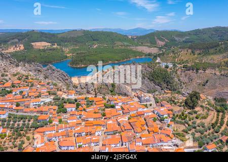 Vue aérienne du château de Penha Garcia, au Portugal. Banque D'Images