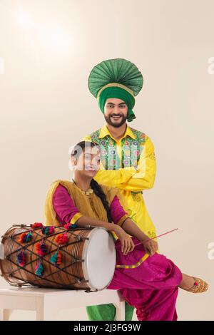 Portrait d'un couple sikh en tenue traditionnelle appréciant à l'occasion de Baisakhi Banque D'Images