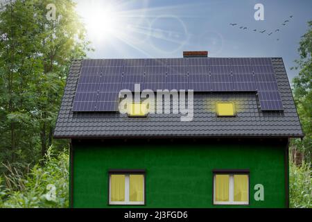 Panneaux solaires sur le toit de la maison verte, image conceptuelle. Banque D'Images