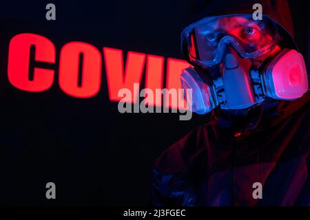 Homme à capuchon dans un masque et des lunettes Banque D'Images