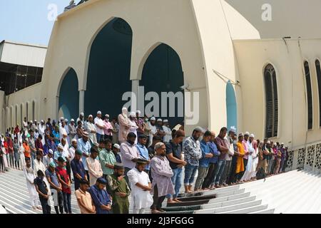 Dhaka, Dhaka, Bangladesh. 8th avril 2022. Les dévots musulmans offrent la prière de Jummah pendant le ramadan à la mosquée nationale Baitul Mukarram à Dhaka, au Bangladesh. La mosquée nationale du Bangladesh, connue sous le nom de Baitul Mukarram ou la Maison Sainte en anglais, est l'une des 10 plus grandes mosquées au monde et peut accueillir jusqu'à 40 000 personnes, y compris dans l'espace ouvert extérieur. Environ 10 000 à 15 000 personnes ont assisté à la mosquée pour leurs prières hebdomadaires. (Image de crédit : © Joy Saha/ZUMA Press Wire) Banque D'Images