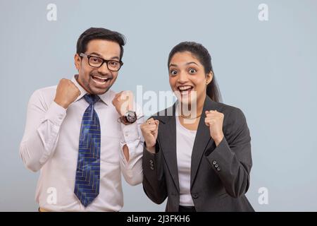 Un couple d'entreprises heureux qui applaudisse à la mobilisation de leurs partisans Banque D'Images