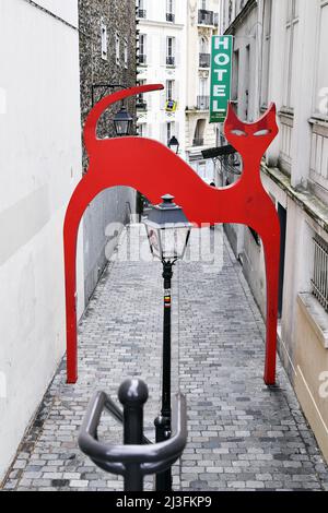 Le chat sculptant dans une rue étroite - Paris - France Banque D'Images