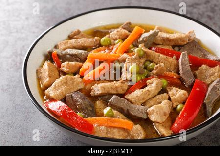 Igado porc et foie Ragout Asian Food closeup dans l'assiette sur la table. Horizontale Banque D'Images