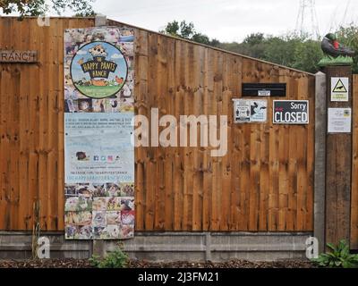 Sittingbourne, Kent, Royaume-Uni. 8th avril 2022. Un sanctuaire d'animaux appelé Happy Pants Ranch près de Sittingbourne, dans le Kent, a été forcé de fermer suite à une décision controversée du Conseil de Swale de ne pas accorder de permission de planification rétrospective. Le sanctuaire abrite environ 400 animaux. En septembre 2021, les « données de test » indésirables utilisées par un employé de planification ont vu l'application d'origine du ranch tomber au motif qu'elle était « correcte » et que le conseil devait « sauter dans les arceaux » pour corriger son erreur de planification. [PHOTO DU FICHIER de l'entrée du ranch à partir de 2021]. Crédit : James Bell/Alay Live News Banque D'Images