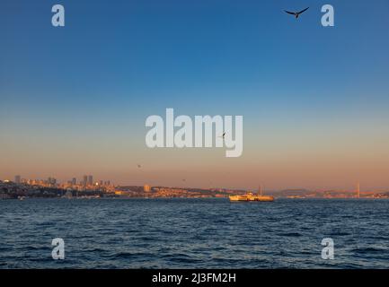 Bateaux-ferries à passagers traversant Bosporus (détroit d'Istanbul) au coucher du soleil Banque D'Images