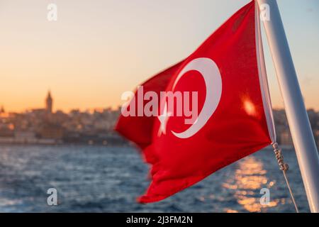 Drapeau turc sur un ferry contre Bosporus ou le détroit d'Istanbul au coucher du soleil Banque D'Images