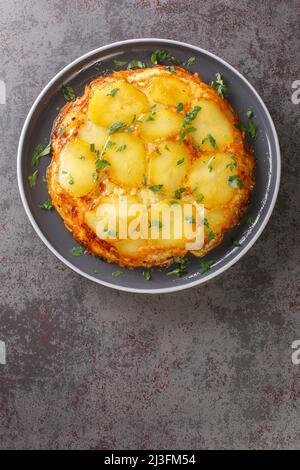 PAN haggerty est également connu comme la cuisson de pommes de terre ou de cocotte c'est un plat britannique célèbre de Northumberland closeup dans l'assiette sur la table. Haut vertical Banque D'Images