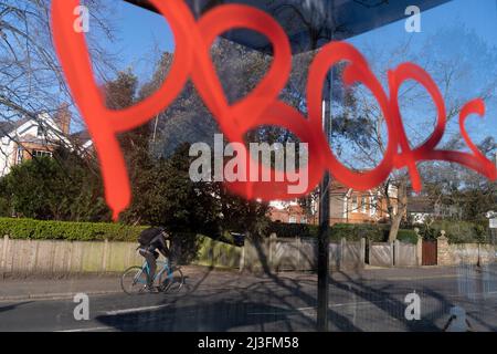 Graffiti est écrit en peinture rouge vif sur un abri d'autobus dans le village de Dulwich, dans le sud de Londres, le 2nd avril 2022, à Londres, en Angleterre. Banque D'Images