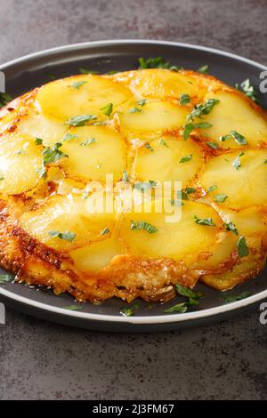 PAN haggerty est également connu comme la cuisson de pommes de terre ou de cocotte c'est un plat britannique célèbre de Northumberland closeup dans l'assiette sur la table. Verticale Banque D'Images