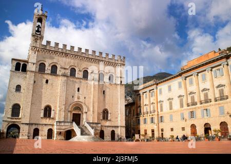 La place principale de Gubbio, une petite ville médiévale dans le centre de l'Italie. Banque D'Images