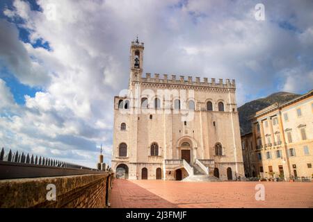 La place principale de Gubbio, une petite ville médiévale dans le centre de l'Italie. Banque D'Images