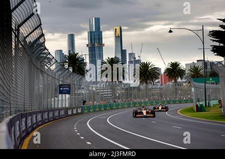 Melbourne, Australie. 8th avril 2022. #3 Daniel Ricciardo (AUS, McLaren F1 Team), #4 Lando Norris (GBR, McLaren F1 Team), Grand Prix d'Australie F1 au circuit du Grand Prix de Melbourne le 8 avril 2022 à Melbourne, Australie. (Photo par HIGH TWO) Credit: dpa/Alay Live News Banque D'Images