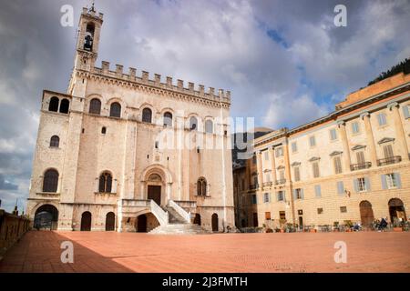 La place principale de Gubbio, une petite ville médiévale dans le centre de l'Italie. Banque D'Images