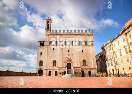 La place principale de Gubbio, une petite ville médiévale dans le centre de l'Italie. Banque D'Images