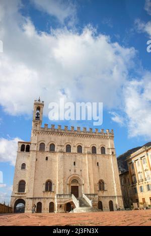 La place principale de Gubbio, une petite ville médiévale dans le centre de l'Italie. Banque D'Images