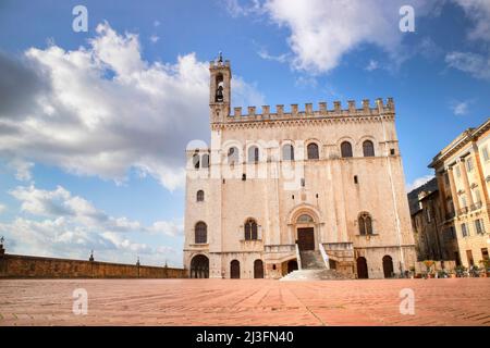 La place principale de Gubbio, une petite ville médiévale dans le centre de l'Italie. Banque D'Images