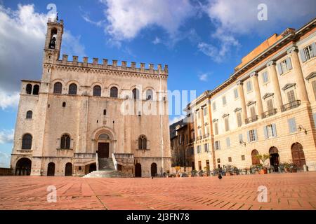 La place principale de Gubbio, une petite ville médiévale dans le centre de l'Italie. Banque D'Images