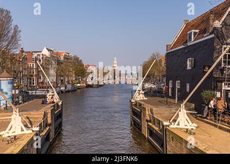 Amsterdam, pays-Bas, avril 2022. L'écluse de Saint-Antonie et le Munttoren à Amsterdam. Photo de haute qualité Banque D'Images