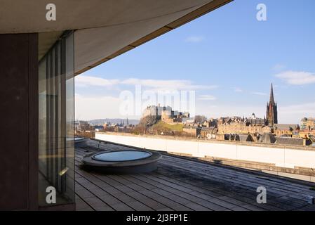 Édimbourg, Écosse, Royaume-Uni - extension du musée national d'Écosse par Benson & Forsyth, extérieur avec vue sur la ville du château d'Édimbourg Banque D'Images