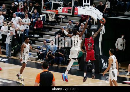 Jerian Grant de Milan et Kostas Antetokounmpo d'ASVEL lors du match de basketball Euroligue de Turkish Airlines entre LDLC ASVEL et AX Armani Exchange Milan le 7 avril 2022 à Astroballe à Villeurbanne, France - photo Patrick Cannaux / DPPI Banque D'Images