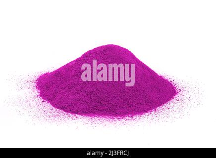rose rose poudre pour rouge à lèvres organique et produit de soin de la peau sur fond blanc. remède à la maison. vue latérale, macro photo Banque D'Images