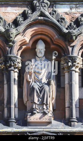 Statue de Saint Ceadda, ou évêque tchadien des Mercians sur la façade ouest de la cathédrale de Lichfield, Staffordshire, Angleterre Banque D'Images