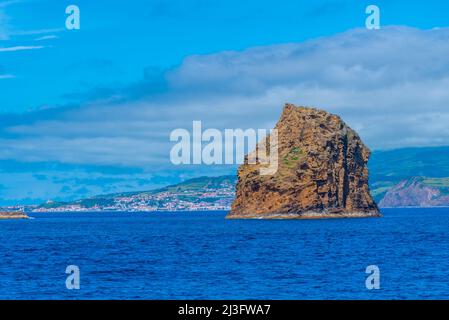 Îles Rocheuses entre les îles Pico et Faial des Açores, Portugal. Banque D'Images