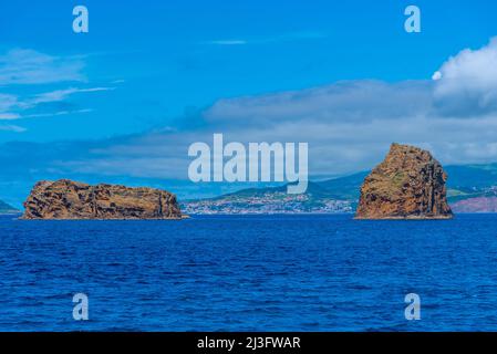 Îles Rocheuses entre les îles Pico et Faial des Açores, Portugal. Banque D'Images