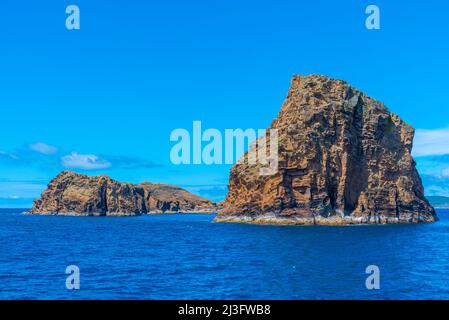 Îles Rocheuses entre les îles Pico et Faial des Açores, Portugal. Banque D'Images