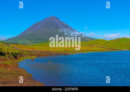 Montagne de Pico vue derrière Lagoa do Capitao, Açores, portugal. Banque D'Images