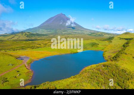 Montagne de Pico vue derrière Lagoa do Capitao, Açores, portugal. Banque D'Images