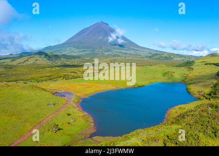 Montagne de Pico vue derrière Lagoa do Capitao, Açores, portugal. Banque D'Images