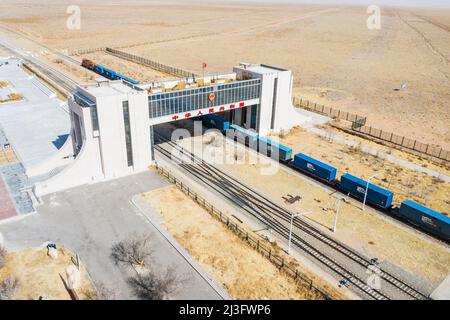 Ligue XILINGOL, CHINE - 8 AVRIL 2022 - une photo aérienne prise le 8 avril 2022 montre un train de marchandises passant par Erlianhot dans la Ligue Xilin Gol, I Banque D'Images