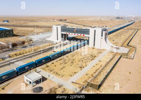 Ligue XILINGOL, CHINE - 8 AVRIL 2022 - une photo aérienne prise le 8 avril 2022 montre un train de marchandises passant par Erlianhot dans la Ligue Xilin Gol, I Banque D'Images