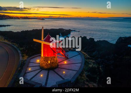 Moulin à vent en bois à Sao Roque do Pico aux Açores, Portugal. Banque D'Images