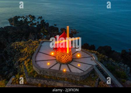 Moulin à vent en bois à Sao Roque do Pico aux Açores, Portugal. Banque D'Images