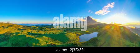 Montagne de Pico vue derrière Lagoa do Capitao, Açores, portugal. Banque D'Images