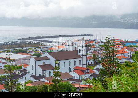 Vue aérienne du village de Lajes sur l'île de Pico au Portugal. Banque D'Images