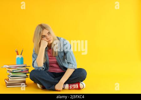 Concept de pré-apring aux examens et aux tests avec la jeune fille étudiante Banque D'Images