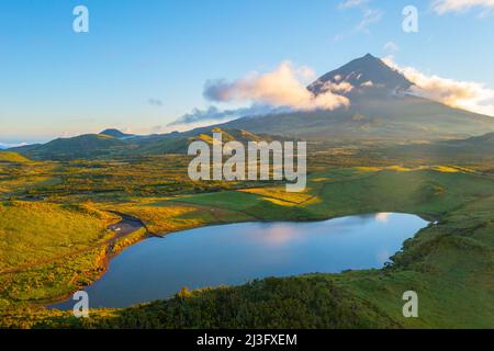 Montagne de Pico vue derrière Lagoa do Capitao, Açores, portugal. Banque D'Images