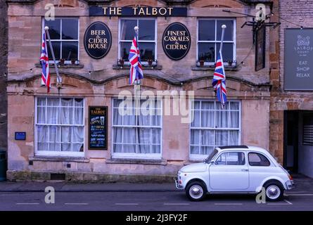 1972 Fiat 500 garée à l'extérieur du pub Talbot à Stow-on-the-Wold, dans les Cotswold au Royaume-Uni Banque D'Images