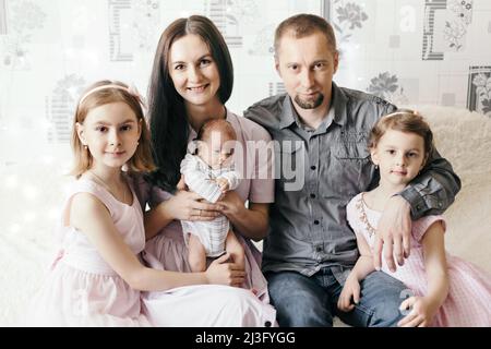 portrait d'une famille heureuse avec trois enfants. Banque D'Images